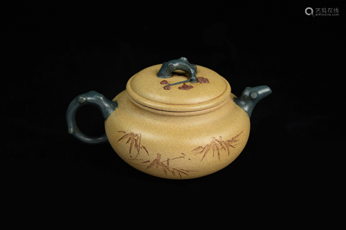 [Chinese] A Yixing Beige Zisha Clay Tea Pot with Bamboo