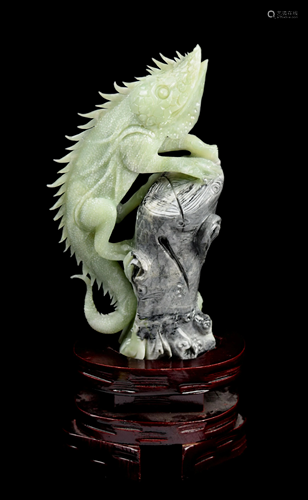 [Chinese] A Xiuyan (Lotus) Jade Carved Lizard with Base