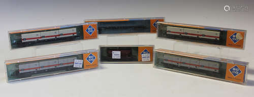 A small collection of RoCo gauge N railway items, including ...