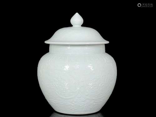 Ming yongletian white glaze heap carved flower pattern pot