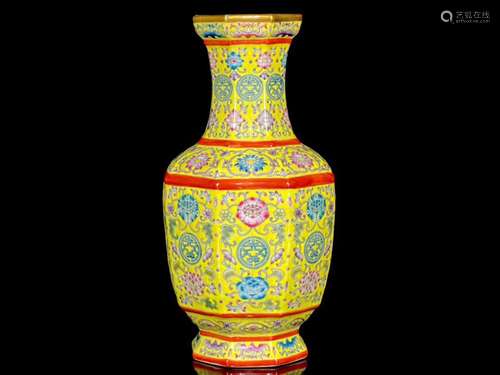 Qing Qianlong Enamel Flower longevity pattern vase