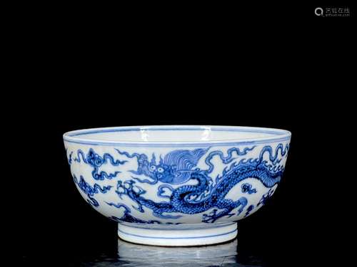 Ming Xuande blue and white dragon and Phoenix bowl