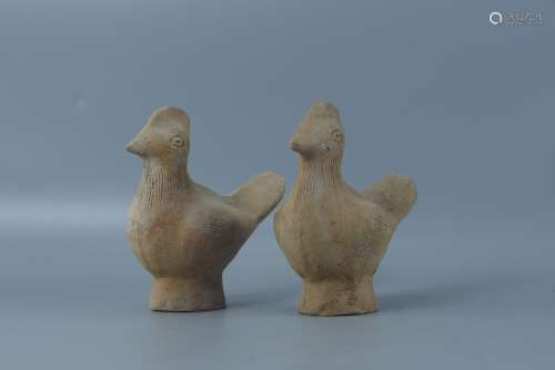 A pair of Chinese ceramic pigeons