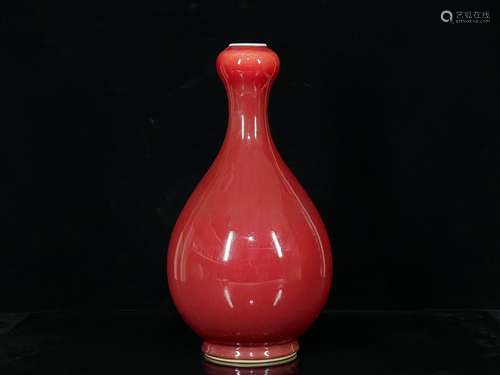 Qing kangxilang red glazed garlic bottle