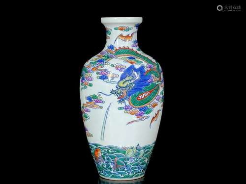 Qing Qianlong doucai dragon pattern vase