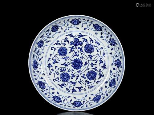 Ming Xuande blue and white flower pattern plate