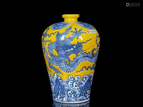 Ming Xuande blue and white dragon plum vase