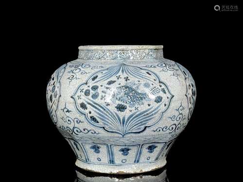 Yuan blue and white fish algae pattern octagonal pot