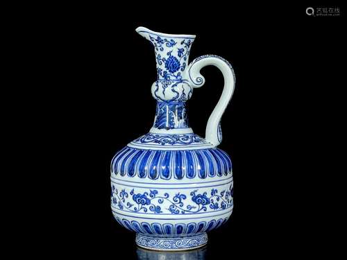 Ming Xuande blue and white Ruyi pattern flower watering