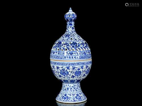 Ming Xuande blue and white hollow flower pattern incense bur...