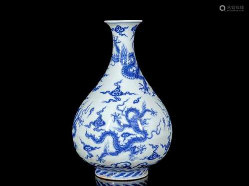 Ming Xuande blue and white five dragon pattern jade pot spri...