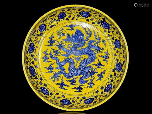 Ming Xuande blue and white dragon pattern plate