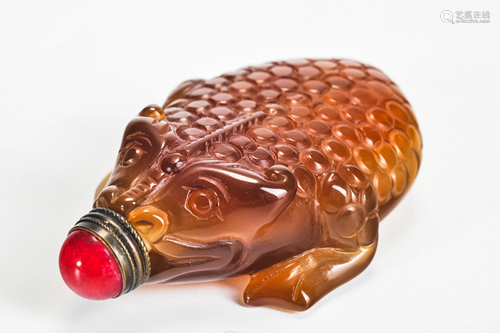 A Carved Agate Snuff Bottle Qing Dynasty