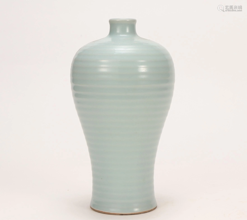 A Guan-ware Vase Meiping Song Dynasty