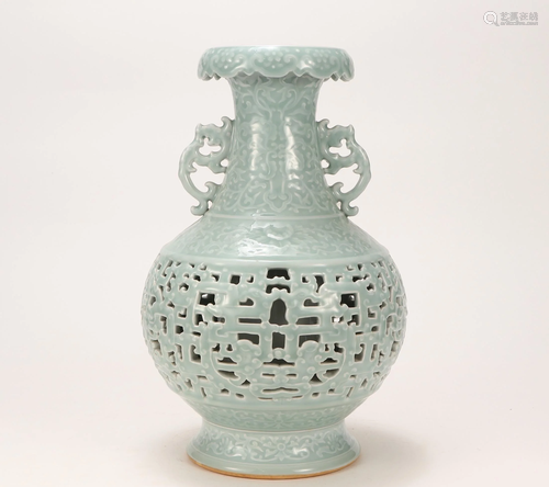 A Celadon Glazed Vase Qing Dynasty