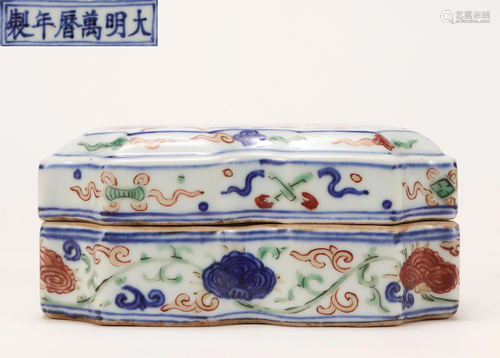 A Famille Verte Dragon Box Ming Dynasty