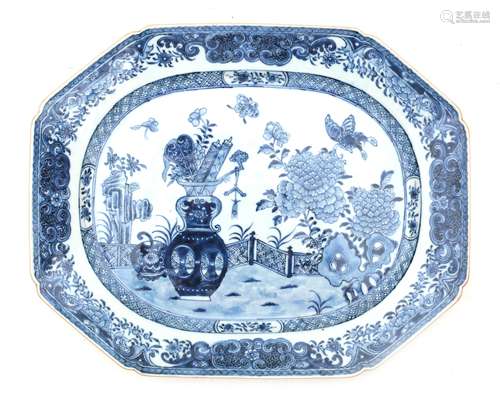 A Chinese blue and white porcelain octogonal dish with decor...