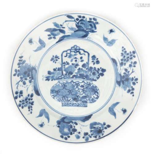 A Chinese blue and white porcelain plate decorated with a fl...