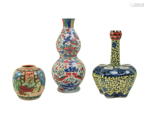 THREE CHINESE PORCELAIN VASES AND JAR