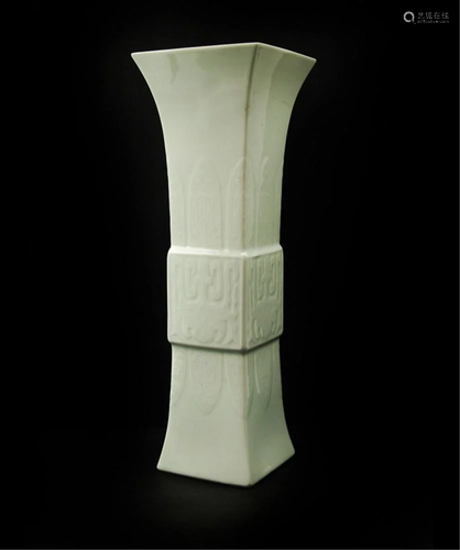 BLANC DE CHINE GU VASE