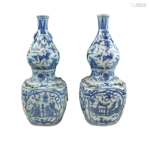 PAIR OF BLUE AND WHITE DOUBLE GOURD VASES