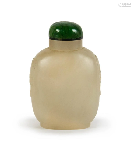 A CHINESE WHITE JADE SNUFF BOTTLE