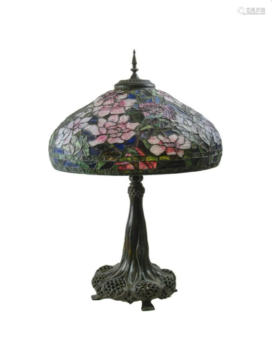 REPRODUCTION TIFFANY STYLE ROSE TABLE LAMP