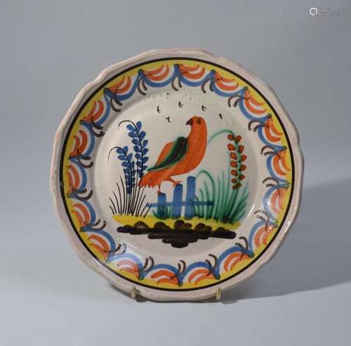 NEVERS Assiette ronde en faïence à décor polychrome d'un per...