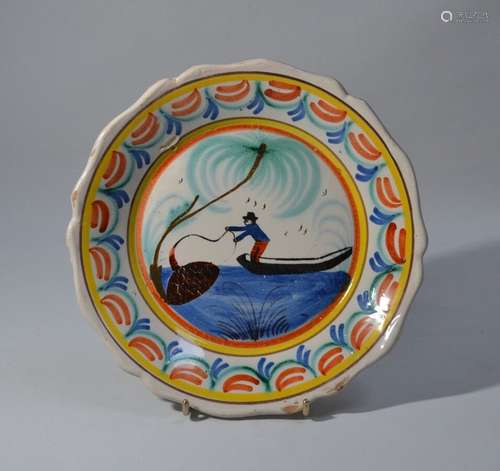 NEVERS Assiette ronde en faïence à décor polychrome d'un pêc...