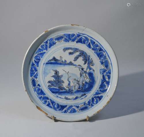 NEVERS Plat rond en faïence à décor en camaïeu bleu d'un per...