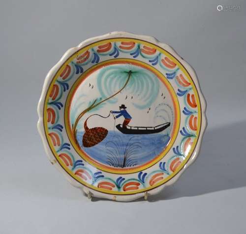 NEVERS Assiette ronde en faïence à décor polychrome d'un pêc...