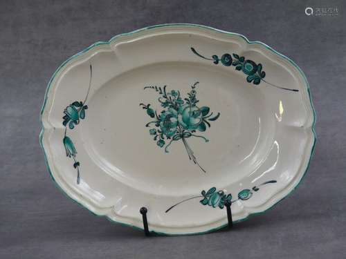 Petit plat ovale en faïence, décor de fleurs, camaïeu vert. ...