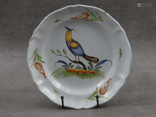 Une assiette en faïence à motif d'oiseau branché. XVIIIème s...