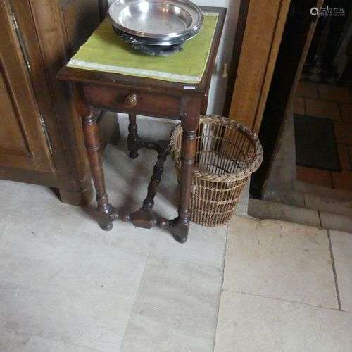 Petite table d'appoint en bois tourné, elle ouvre par un tir...