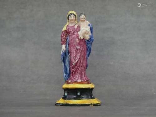 Vierge à l'enfant en porcelaine polychrome. Hauteur : 12.5 c...