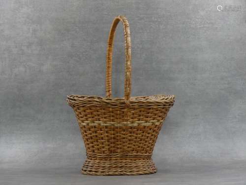 Art populaire. Petit panier couvert en osier. Dimensions : 4...