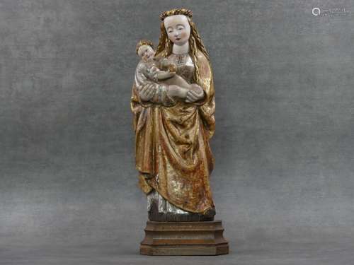 Vierge à l'Enfant en chêne sculpté, polychromé et doré , mar...