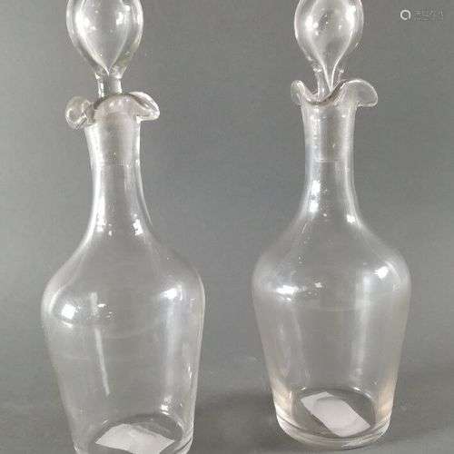 Une paire de burettes en verre H. 22 cm D. 7 cm