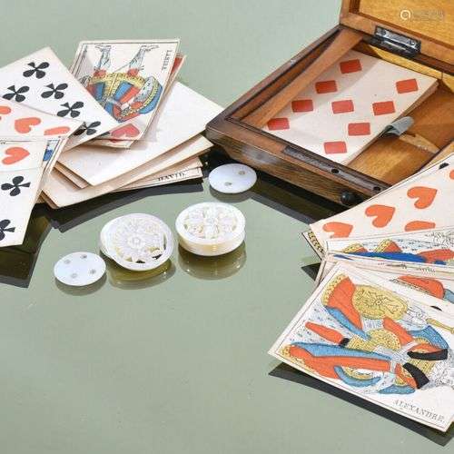 Jeux de cartes anciennes dans une petite boîte en bois Frais...