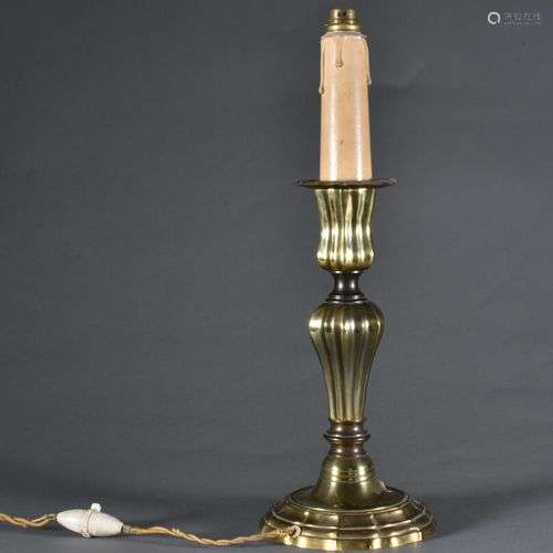 Lampe de salon à piètement de fomre balustre en laiton H. 43...