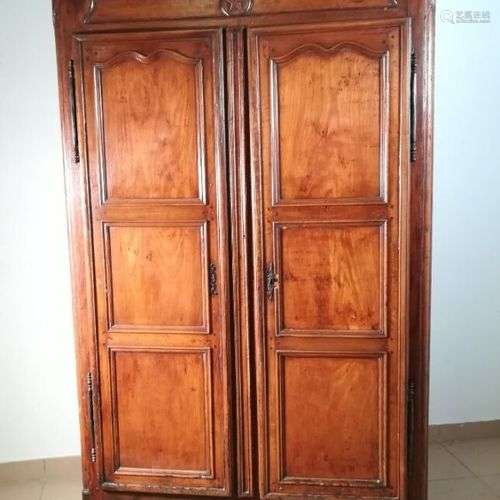 Armoire en noyer ouvrant à deux portes et le faux dormant à ...