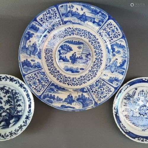 DELFT Lot composé d'un grand plat rond diamètre 38 cm et de ...