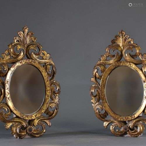 ITALIE Paire de miroirs ovales en bois sculpté et doré. Débu...