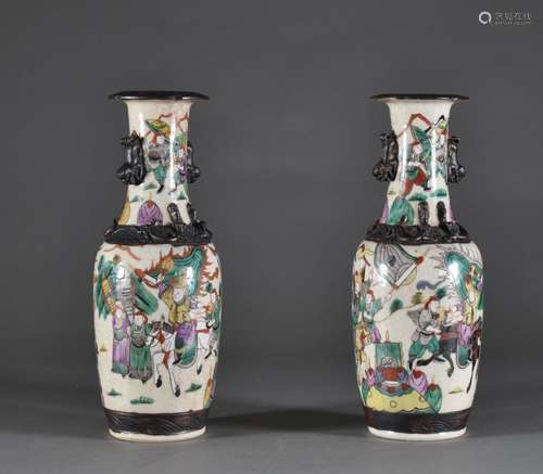 CHINE - NANKIN - XIXe siècle Vases dont le fond de couleur i...