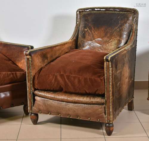 Trois fauteuils confortables velours et cuir brun cloutés H:...