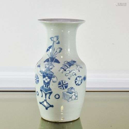 CHINE Vase balustre en porcelaine blanc bleu à décor d'objet...