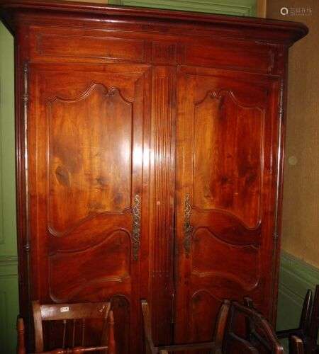 Armoire en noyer ouvrant à deux portes à décor chantourné, f...