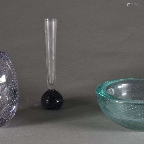 Lot assorti en verre comprenant : un vase de forme ovoide à ...