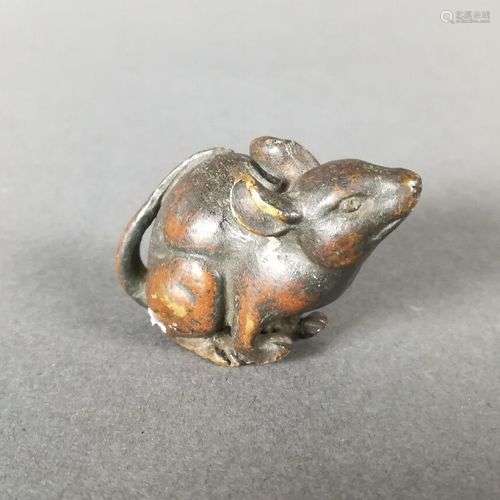 Souris en bronze à patine brune XIXème siècle H.3,5cm