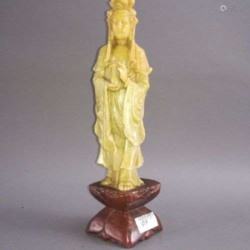 CHINE Statuette en pierre de lard représentant une déesse te...